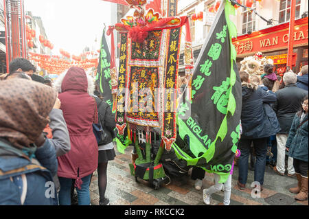 London, Großbritannien. 10 Feb, 2019. Chinesische Banner in London, England, UK., während des chinesischen neuen Jahres feiern. Credit: Ian Laker/Alamy Leben Nachrichten. Stockfoto
