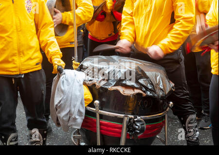 London, Großbritannien. 10 Feb, 2019. Chinesische Drummer folgen dragon Parade in der Nähe von Leicester Square in London, England, UK., während des chinesischen neuen Jahres feiern. Credit: Ian Laker/Alamy Leben Nachrichten. Stockfoto