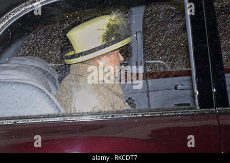 Sandringham, Norfolk, Großbritannien. 10 Feb, 2019. Königin Elizabeth II. Hinter dem Regen splattered Fenster Ihres Autos nimmt an der St. Maria Magdalena Kirche Sonntag Morgen, in Sandringham, Norfolk, am 10. Februar 2019. Credit: Paul Marriott/Alamy leben Nachrichten Stockfoto