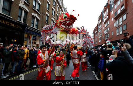 (190210) -- LONDON, Februar 10, 2019 (Xinhua) - Menschen führen die Dragon dance bei einem Chinesischen Neujahrsfest Parade in London, Großbritannien, am 10.02.2019. London veranstaltet am Sonntag einer der größten chinesischen Neujahrsfest außerhalb Asiens, die Zehntausende von Besuchern in die Herzen der britischen Hauptstadt die Freude zu teilen. Die Feier begann mit einem Grand Parade mit 30 Mannschaften, darunter ein chinesischer Drache und Lion Team, eine ikonische Londoner Doppeldeckerbus und eine Vielzahl von Schwimmern Streaming durch die Straßen von Trafalgar Square, über West End vor Erreichen ihrer endgültigen Bestimmung Stockfoto