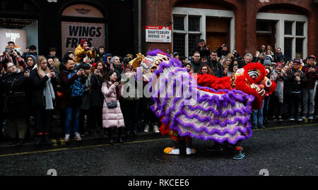 (190210) -- LONDON, Februar 10, 2019 (Xinhua) - Menschen Fotos der Lion dance Performance während der chinesische Mondjahr Parade in London, Großbritannien, am 10.02.2019. London veranstaltet am Sonntag einer der größten chinesischen Neujahrsfest außerhalb Asiens, die Zehntausende von Besuchern in die Herzen der britischen Hauptstadt die Freude zu teilen. Die Feier begann mit einem Grand Parade mit 30 Mannschaften, darunter ein chinesischer Drache und Lion Team, eine ikonische Londoner Doppeldeckerbus und eine Vielzahl von Schwimmern Streaming durch die Straßen von Trafalgar Square, über West End vor dem Erreichen der f Stockfoto