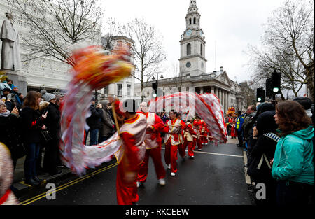 (190210) -- LONDON, Februar 10, 2019 (Xinhua) - Menschen führen die Dragon dance bei einem Chinesischen Neujahrsfest Parade in London, Großbritannien, am 10.02.2019. London veranstaltet am Sonntag einer der größten chinesischen Neujahrsfest außerhalb Asiens, die Zehntausende von Besuchern in die Herzen der britischen Hauptstadt die Freude zu teilen. Die Feier begann mit einem Grand Parade mit 30 Mannschaften, darunter ein chinesischer Drache und Lion Team, eine ikonische Londoner Doppeldeckerbus und eine Vielzahl von Schwimmern Streaming durch die Straßen von Trafalgar Square, über West End vor Erreichen ihrer endgültigen Bestimmung Stockfoto