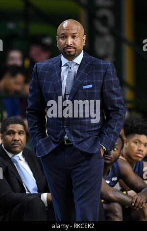 Fairfax, Virginia, USA. 10 Feb, 2019. La Salle Explorers Head Coach Ashley Howard während der ersten Hälfte gegen die George Mason Patrioten an EagleBank Arena. Credit: Terrence Williams/ZUMA Draht/Alamy leben Nachrichten Stockfoto