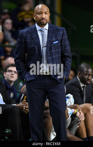 Fairfax, Virginia, USA. 10 Feb, 2019. La Salle Explorers Head Coach Ashley Howard während der ersten Hälfte gegen die George Mason Patrioten an EagleBank Arena. Credit: Terrence Williams/ZUMA Draht/Alamy leben Nachrichten Stockfoto