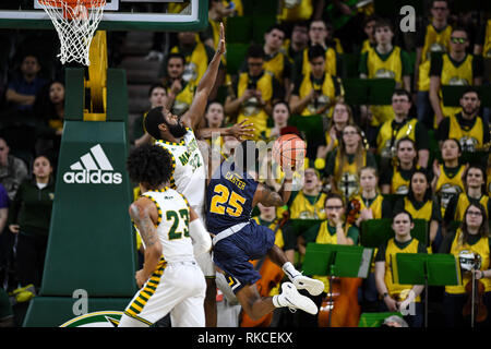 Fairfax, Virginia, USA. 10 Feb, 2019. La Salle Entdecker guard TRACI CARTER (25) geht zum Korb für Laien über George Mason Patrioten guard IAN BOYD (32) in der zweiten Hälfte auf EagleBank Arena. Credit: Terrence Williams/ZUMA Draht/Alamy leben Nachrichten Stockfoto