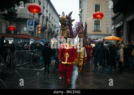 Milan, MI, Italien. 10 Feb, 2019. Darsteller gesehen, die auf der chinesischen kulturellen Zentrum während der Parade zu gehen. Die chinesische Gemeinde in Mailand feiert das neue Jahr mit bunten Paraden, Golden Dragon Parade und der Chinesische Löwentanz. Nach der chinesischen Sternzeichen, das neue Jahr ist es, das Schwein gewidmet; so Banner und Karten mit der Darstellung der Schwein eingerichtet Via Sarpi und seinen Stadtteilen, auch als Mailänder Chinatown bekannt. Giuseppe Sala, Bürgermeister von Mailand, und Mauro Boselli, Leiter der Kammer der italienischen Mode nahm ebenfalls an der Veranstaltung. (Bild: © Valeria Ferraro/SOPA Bilder Stockfoto