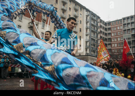 Milan, MI, Italien. 10 Feb, 2019. Chinesische Tänzer werden gesehen, um die Dragon dance bei der Piazza Gramsci während der Parade. Die chinesische Gemeinde in Mailand feiert das neue Jahr mit bunten Paraden, Golden Dragon Parade und der Chinesische Löwentanz. Nach der chinesischen Sternzeichen, das neue Jahr ist es, das Schwein gewidmet; so Banner und Karten mit der Darstellung der Schwein eingerichtet Via Sarpi und seinen Stadtteilen, auch als Mailänder Chinatown bekannt. Giuseppe Sala, Bürgermeister von Mailand, und Mauro Boselli, Leiter der Kammer der italienischen Mode nahm ebenfalls an der Veranstaltung. (Bild: © Valeria Ferrar Stockfoto