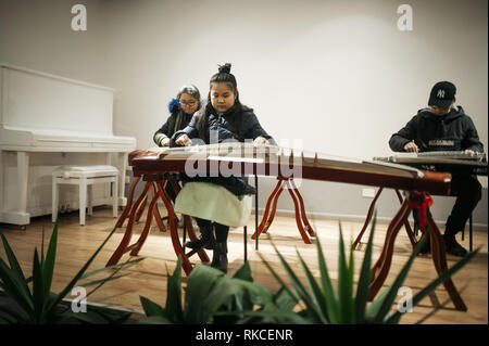 Milan, MI, Italien. 10 Feb, 2019. Chinesische junge Musiker im chinesischen Kulturzentrum während der Veranstaltung gesehen. Die chinesische Gemeinde in Mailand feiert das neue Jahr mit bunten Paraden, Golden Dragon Parade und der Chinesische Löwentanz. Nach der chinesischen Sternzeichen, das neue Jahr ist es, das Schwein gewidmet; so Banner und Karten mit der Darstellung der Schwein eingerichtet Via Sarpi und seinen Stadtteilen, auch als Mailänder Chinatown bekannt. Giuseppe Sala, Bürgermeister von Mailand, und Mauro Boselli, Leiter der Kammer der italienischen Mode nahm ebenfalls an der Veranstaltung. (Bild: © Valeria Ferraro/SOPA Bild Stockfoto