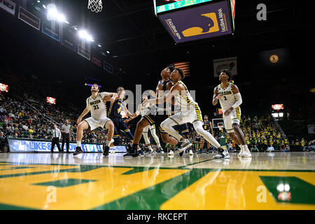 Fairfax, Virginia, USA. 10 Feb, 2019. La Salle Entdecker und George Mason Patrioten Spieler kämpfen für die Position in der ersten Hälfte und an EagleBank Arena. Credit: Terrence Williams/ZUMA Draht/Alamy leben Nachrichten Stockfoto