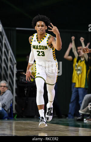 Fairfax, Virginia, USA. 10 Feb, 2019. George Mason Patrioten guard JAVON GREENE (23) feiert drei Punkt Korb in der ersten Hälfte gegen die La Salle Forscher an EagleBank Arena. Credit: Terrence Williams/ZUMA Draht/Alamy leben Nachrichten Stockfoto