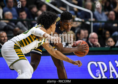 Fairfax, Virginia, USA. 10 Feb, 2019. La Salle Entdecker guard SAUL PHIRI (13) wird von George Mason Patrioten guard JAVON GREENE (23) während der ersten Hälfte auf EagleBank Arena bewacht. Credit: Terrence Williams/ZUMA Draht/Alamy leben Nachrichten Stockfoto