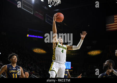 Fairfax, Virginia, USA. 10 Feb, 2019. George Mason Patrioten guard OTIS LIVINGSTON II (4) geht in den Korb für eine oben legen gegen die La Salle Forscher an EagleBank Arena. Credit: Terrence Williams/ZUMA Draht/Alamy leben Nachrichten Stockfoto