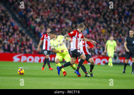 Bilbao, Spanien. 10 Feb, 2019. 10.02.2019. Bilbao, Pa's Vasco. San Mames. Liga Santander. Athletic Bilbao gegen FC Barcelona. FC Barcelona, Luis Suarez gegen 2 Athletic Bilbao Spieler. Credit: Alvaro Campo/Alamy leben Nachrichten Stockfoto