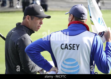 Pebble Beach, Kalifornien, USA. 10 Feb, 2019. 10. Februar, 2019 Pebble Beach Golf Links, CA, USA Paul Casey Chats zu seinem Caddy während der Endrunde in Pebble Beach Golf Course bei AT&T Pro-Am am Kiesel-Strand Credit: Motofoto/Alamy leben Nachrichten Stockfoto