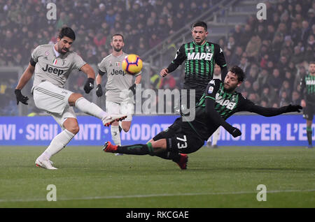 Reggio Emilia, Italien. 10 Feb, 2019. Juventus' Sami Khedira (1. L) konkurriert während einer Serie ein Fußballspiel zwischen Sassuolo und FC Juventus in Reggio Emilia, Italien, 10.02.2019. FC Juventus Turin gewann 3-0. Credit: Alberto Lingria/Xinhua/Alamy leben Nachrichten Stockfoto