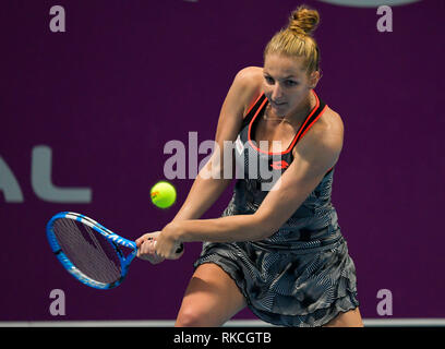 Doha, Katar. 10 Feb, 2019. Kristyna Pliskova der Tschechischen Republik hits eine Rückkehr im Qualifikationsspiel gegen Karolina Muchova der Tschechischen Republik im Jahr 2019 WTA Qatar Open in Doha, Katar, am 10.02.2019. Kristyna Pliskova verlor das Match mit 1-2. Credit: Nikku/Xinhua/Alamy leben Nachrichten Stockfoto