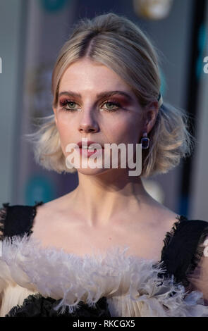 London, Großbritannien. 10 Feb, 2019. Lucy Boynton besucht die EE British Academy Film Awards in der Royal Albert Hall, London, England am 10. Februar 2019 Credit: Gary Mitchell, GMP-Media/Alamy leben Nachrichten Stockfoto