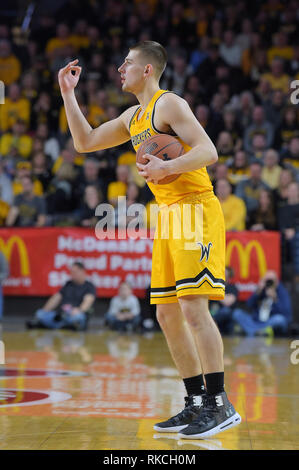 Wichita, Kansas, USA. 09 Feb, 2019. Wichita Zustand Shockers guard Erik Stevenson (10) fordert eine andere Kugel handler während der NCAA Basketball Spiel zwischen der Tulane grüne Welle und die Wichita State Shockers an Charles Koch Arena in Wichita, Kansas. Kendall Shaw/CSM/Alamy leben Nachrichten Stockfoto