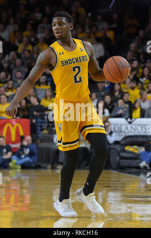 Wichita, Kansas, USA. 09 Feb, 2019. Wichita Zustand Shockers guard Jamarius Burton (2) übernimmt den Ball während der NCAA Basketball Spiel zwischen der Tulane grüne Welle und die Wichita State Shockers an Charles Koch Arena in Wichita, Kansas. Kendall Shaw/CSM/Alamy leben Nachrichten Stockfoto