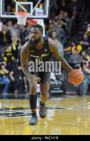 Wichita, Kansas, USA. 09 Feb, 2019. Tulane Green Wave Guard Jordan Cornish (0) bringt die Kugel oben Gericht während der NCAA Basketball Spiel zwischen der Tulane grüne Welle und die Wichita State Shockers an Charles Koch Arena in Wichita, Kansas. Kendall Shaw/CSM/Alamy leben Nachrichten Stockfoto