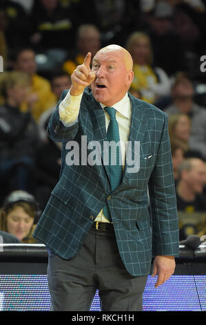 Wichita, Kansas, USA. 09 Feb, 2019. Tulane grüne Welle Head Coach Mike Dunleavy, ruft zu einer offiziellen während der NCAA Basketball Spiel zwischen der Tulane grüne Welle und die Wichita State Shockers an Charles Koch Arena in Wichita, Kansas. Kendall Shaw/CSM/Alamy leben Nachrichten Stockfoto