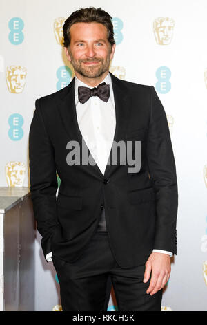 London, Großbritannien. 10 Feb, 2019. Bradley Cooper Posen auf dem roten Teppich an der British Academy Film Awards am Sonntag, 10. Februar 2019 in der Royal Albert Hall, London. Bild von der Credit: Julie Edwards/Alamy leben Nachrichten Stockfoto