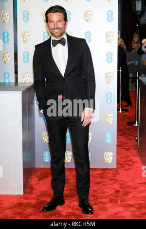 London, Großbritannien. 10 Feb, 2019. Bradley Cooper Posen auf dem roten Teppich an der British Academy Film Awards am Sonntag, 10. Februar 2019 in der Royal Albert Hall, London. Bild von der Credit: Julie Edwards/Alamy leben Nachrichten Stockfoto