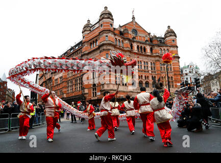 (190211) - Peking, Februar 11, 2019 (Xinhua) - Leute führen Dragon dance vor dem Palast Theater während einer Chinesischen Neujahrsfest Parade in London, Großbritannien, 10.02.2019. London veranstaltet am Sonntag einer der größten chinesischen Neujahrsfest außerhalb Asiens, die Zehntausende von Besuchern in die Herzen der britischen Hauptstadt die Freude zu teilen. Die Feier begann mit einem Grand Parade mit 30 Mannschaften, darunter ein chinesischer Drache und Lion Team, eine ikonische Londoner Doppeldeckerbus und eine Vielzahl von Schwimmern Streaming durch die Straßen von Trafalgar Square, über West End vor reachi Stockfoto