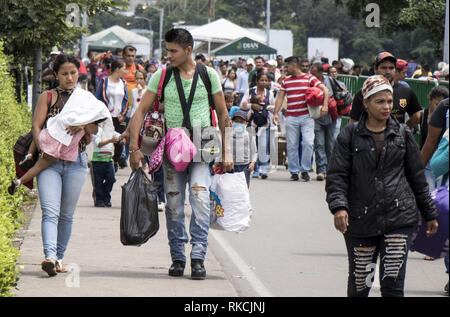 Caracas, Venezuela. 10 Feb, 2019. Venezolaner überqueren Sie die Grenze wieder aus Kolumbien auf dem Simon Bolivar internationale Brücke, nach dem Kauf von Lebensmitteln in der Kolumbianischen speichert Aufgrund der Engpässe in Ihrem eigenen Land. Venezuelas Präsident Maduro geschworen, am Freitag nicht zu lassen 'Fake' Hilfe aus den Vereinigten Staaten das Land ein. Credit: Elyxandro Cegarra/ZUMA Draht/Alamy leben Nachrichten Stockfoto