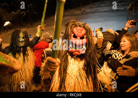 OGA, Japan - 10. Februar: Männer im Stroh Kleidung und orge Masken verkleidet als Namahage oder Dämonen, März unten von einer Snow Mountain mit Fackeln während des Namahage Sedo Festival im Shinzan Heiligtum am Februar 10, 2019 in Oga, Akita Präfektur, Japan. (Foto von Richard Atrero de Guzman/LBA) Quelle: Lba Co.Ltd./Alamy leben Nachrichten Stockfoto