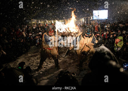 OGA, Japan - 10. Februar: Männer im Stroh Kleidung und orge Masken verkleidet als Namahage oder Dämonen, Tänze der Namahage Sedo Festival im Shinzan Heiligtum am Februar 10, 2019 in Oga durchführen, Akita Präfektur, Japan. Jede Namahage besuchen Haus zu ermahnen sluggards ihre Weisen zu reparieren, Abwehr von Katastrophen und bieten Segnungen, auf der Suche nach bösen Kinder, im Bereich an Silvester. In das Festival, das die lokale Veranstaltung der Zeremonie des Heiligtums kombiniert, können die Besucher diese Traditionen und Ihre Kultur erleben. (Foto von Richard Atrero de Guzman/LBA) Quelle: Lba Co.Ltd./Alamy Stockfoto