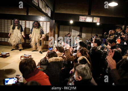 OGA, Japan - 10. Februar: In diesem Foto zeigt eine Namahage Festival Leistung an der Namahage Museum in Oga, Akita Präfektur, Japan am 10. Februar 2019. Jede Namahage besuchen Haus zu ermahnen sluggards ihre Weisen zu reparieren, Abwehr von Katastrophen und bieten Segnungen, auf der Suche nach bösen Kinder, im Bereich an Silvester. In das Festival, das die lokale Veranstaltung der Zeremonie des Heiligtums kombiniert, können die Besucher diese Traditionen und Ihre Kultur erleben. (Foto von Richard Atrero de Guzman/LBA) Quelle: Lba Co.Ltd./Alamy leben Nachrichten Stockfoto