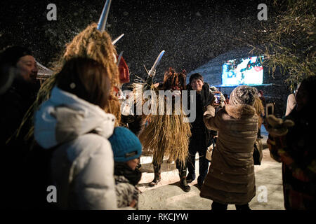 OGA, Japan - 10. Februar: Männer im Stroh Kleidung und orge Masken verkleidet als Namahage oder Dämonen nimmt Fotos mit Festivalbesucher während des Namahage Sedo Festival im Shinzan Heiligtum am Februar 10, 2019 in Oga, Akita Präfektur, Japan. Jede Namahage besuchen Haus zu ermahnen sluggards ihre Weisen zu reparieren, Abwehr von Katastrophen und bieten Segnungen, auf der Suche nach bösen Kinder, im Bereich an Silvester. In das Festival, das die lokale Veranstaltung der Zeremonie des Heiligtums kombiniert, können die Besucher diese Traditionen und Ihre Kultur erleben. (Foto von Richard Atrero de Guzman/LBA) Credit: Af Stockfoto