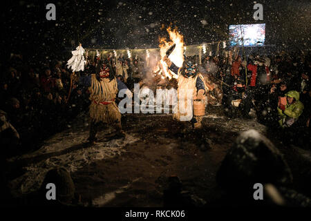 OGA, Japan - 10. Februar: Männer im Stroh Kleidung und orge Masken verkleidet als Namahage oder Dämonen, Tänze der Namahage Sedo Festival im Shinzan Heiligtum am Februar 10, 2019 in Oga durchführen, Akita Präfektur, Japan. Jede Namahage besuchen Haus zu ermahnen sluggards ihre Weisen zu reparieren, Abwehr von Katastrophen und bieten Segnungen, auf der Suche nach bösen Kinder, im Bereich an Silvester. In das Festival, das die lokale Veranstaltung der Zeremonie des Heiligtums kombiniert, können die Besucher diese Traditionen und Ihre Kultur erleben. (Foto von Richard Atrero de Guzman/LBA) Quelle: Lba Co.Ltd./Alamy Stockfoto