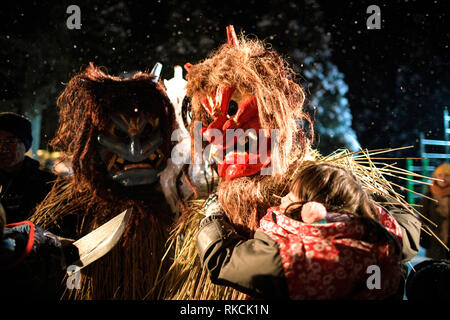 OGA, Japan - 10. Februar: Männer im Stroh Kleidung und orge Masken verkleidet als Namahage oder Dämonen, Tänze der Namahage Sedo Festival im Shinzan Heiligtum am Februar 10, 2019 in Oga durchführen, Akita Präfektur, Japan. Jede Namahage besuchen Haus zu ermahnen sluggards ihre Weisen zu reparieren, Abwehr von Katastrophen und bieten Segnungen, auf der Suche nach bösen Kinder, im Bereich an Silvester. In das Festival, das die lokale Veranstaltung der Zeremonie des Heiligtums kombiniert, können die Besucher diese Traditionen und Ihre Kultur erleben. (Foto von Richard Atrero de Guzman/LBA) Quelle: Lba Co.Ltd./Alamy Stockfoto