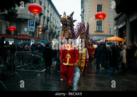 Darsteller gesehen, die auf der chinesischen kulturellen Zentrum während der Parade zu gehen. Die chinesische Gemeinde in Mailand feiert das neue Jahr mit bunten Paraden, Golden Dragon Parade und der Chinesische Löwentanz. Nach der chinesischen Sternzeichen, das neue Jahr ist es, das Schwein gewidmet; so Banner und Karten mit der Darstellung der Schwein eingerichtet Via Sarpi und seinen Stadtteilen, auch als Mailänder Chinatown bekannt. Giuseppe Sala, Bürgermeister von Mailand, und Mauro Boselli, Leiter der Kammer der italienischen Mode nahm ebenfalls an der Veranstaltung. Stockfoto