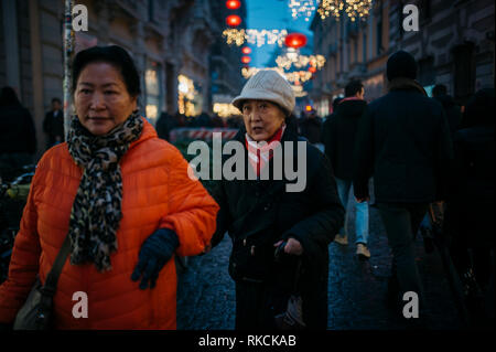 Die chinesischen Damen gesehen zu Fuß in der Via Sarpi während der Feierlichkeiten. Die chinesische Gemeinde in Mailand feiert das neue Jahr mit bunten Paraden, Golden Dragon Parade und der Chinesische Löwentanz. Nach der chinesischen Sternzeichen, das neue Jahr ist es, das Schwein gewidmet; so Banner und Karten mit der Darstellung der Schwein eingerichtet Via Sarpi und seinen Stadtteilen, auch als Mailänder Chinatown bekannt. Giuseppe Sala, Bürgermeister von Mailand, und Mauro Boselli, Leiter der Kammer der italienischen Mode nahm ebenfalls an der Veranstaltung. Stockfoto