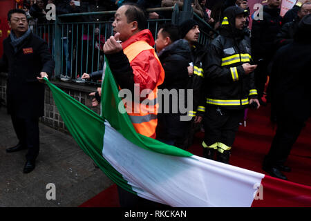 Chinesen sind zu sehen, eine italienische Flagge während der Parade. Die chinesische Gemeinde in Mailand feiert das neue Jahr mit bunten Paraden, Golden Dragon Parade und der Chinesische Löwentanz. Nach der chinesischen Sternzeichen, das neue Jahr ist es, das Schwein gewidmet; so Banner und Karten mit der Darstellung der Schwein eingerichtet Via Sarpi und seinen Stadtteilen, auch als Mailänder Chinatown bekannt. Giuseppe Sala, Bürgermeister von Mailand, und Mauro Boselli, Leiter der Kammer der italienischen Mode nahm ebenfalls an der Veranstaltung. Stockfoto
