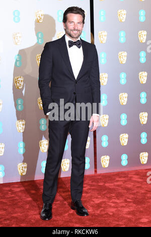 London, Großbritannien. 10 Feb, 2019. LONDON, GROSSBRITANNIEN. Februar 10, 2019: Bradley Cooper für den BAFTA Film Awards 2019 in der Royal Albert Hall, London anreisen. Bild: Steve Vas/Featureflash Credit: Paul Smith/Alamy leben Nachrichten Stockfoto