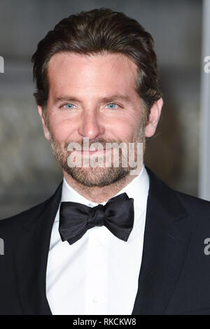 London, Großbritannien. 10 Feb, 2019. LONDON, GROSSBRITANNIEN. Februar 10, 2019: Bradley Cooper für den BAFTA Film Awards 2019 in der Royal Albert Hall, London anreisen. Bild: Steve Vas/Featureflash Credit: Paul Smith/Alamy leben Nachrichten Stockfoto