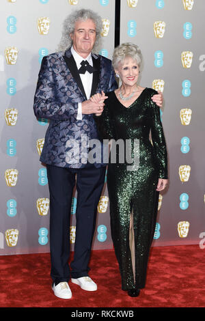 London, Großbritannien. 10 Feb, 2019. LONDON, GROSSBRITANNIEN. Februar 10, 2019: Brian May & Anita Dobson für den BAFTA Film Awards 2019 in der Royal Albert Hall, London anreisen. Bild: Steve Vas/Featureflash Credit: Paul Smith/Alamy leben Nachrichten Stockfoto