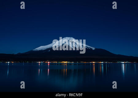 Nachtansicht des Mount Fuji von Lake Yamanaka im Winter. Stockfoto