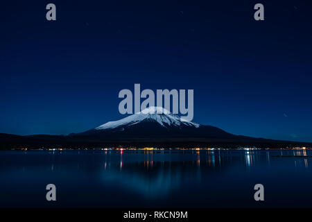 Nachtansicht des Mount Fuji von Lake Yamanaka im Winter. Stockfoto