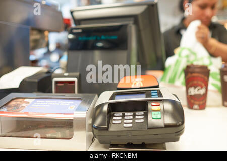 JERSEY CITY, NJ - ca. März 2016: innerhalb des McDonald's Restaurant. McDonald's ist der weltweit größte Kette von Hamburger Fast-Food-Restaurants, Stif Stockfoto