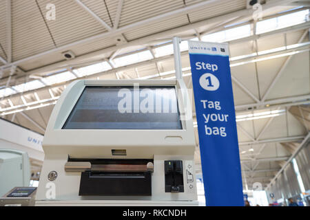 CHICAGO - April 05, 2016: Innerhalb der O'Hare International Airport entfernt. O'Hare ist derzeit eine wichtige Drehscheibe für American Airlines und United Airlines, sowie ein Stockfoto