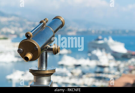 Classic Teleskop für Touristen in Monaco Anzeige über den wichtigsten Hafen Stockfoto