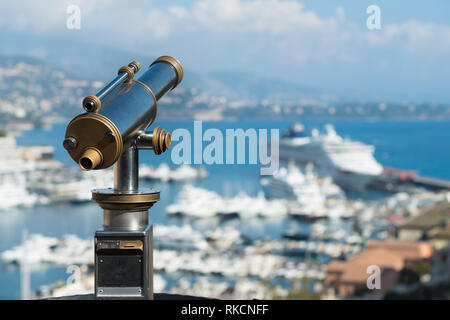 Classic Teleskop für Touristen in Monaco Anzeige über den wichtigsten Hafen Stockfoto