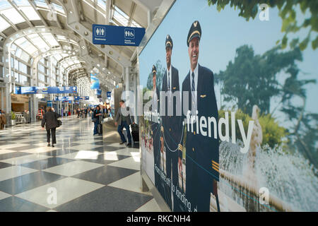 CHICAGO - April 05, 2016: Innerhalb der O'Hare International Airport entfernt. O'Hare ist derzeit eine wichtige Drehscheibe für American Airlines und United Airlines, sowie ein Stockfoto