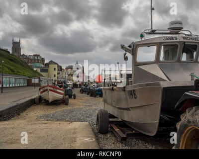 CROMER, NORFOLK, Großbritannien - 13. JUNI 2018: Kleines modernes Fischerboot am Strand Stockfoto