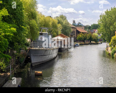 NORWICH, NORFOLK, Großbritannien - 13. JUNI 2018: Boote auf dem Fluss Wensum Stockfoto